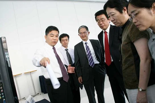 國家專用集成電路系統工程技術研究中心主任及東南大學電子科學與工程學院院長時龍興教授(右三)率領東南大學多位教授來港參加揭牌儀式,並與應科院專家交流。