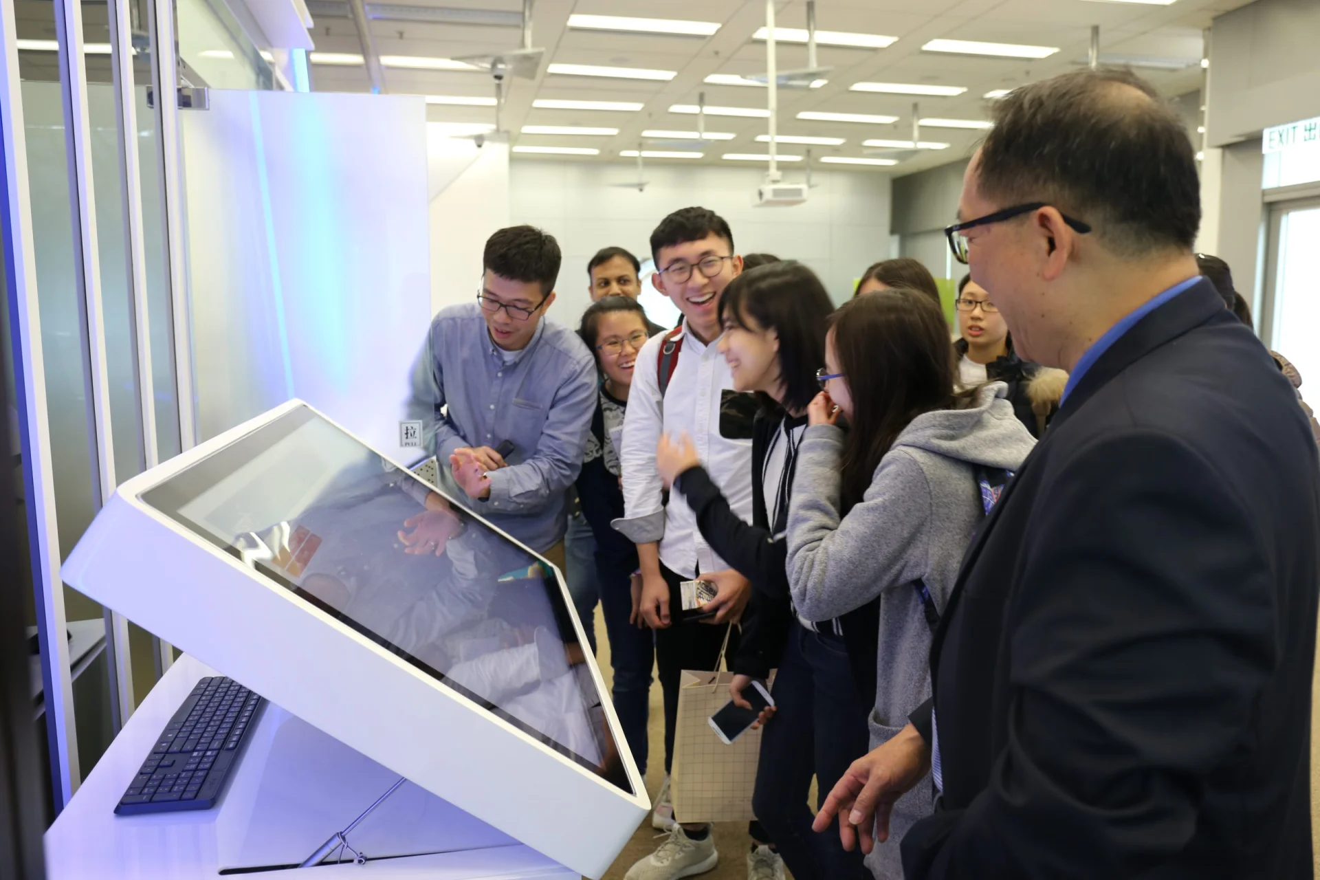 明報校園記者充份體會來自應科院那股使人振奮的科技動力