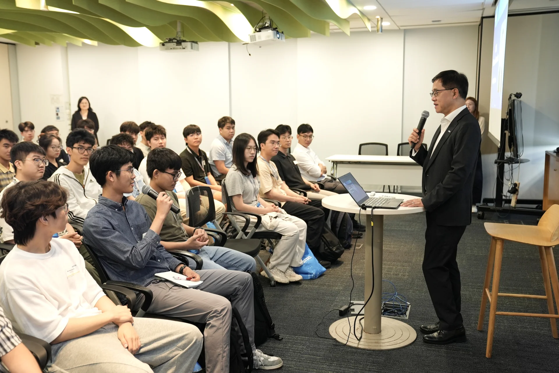 Ir Dr Ted Suen, Chief Executive Officer of ASTRI, welcomed the interns during orientation, encouraging them to remain curious and embrace new challenges.