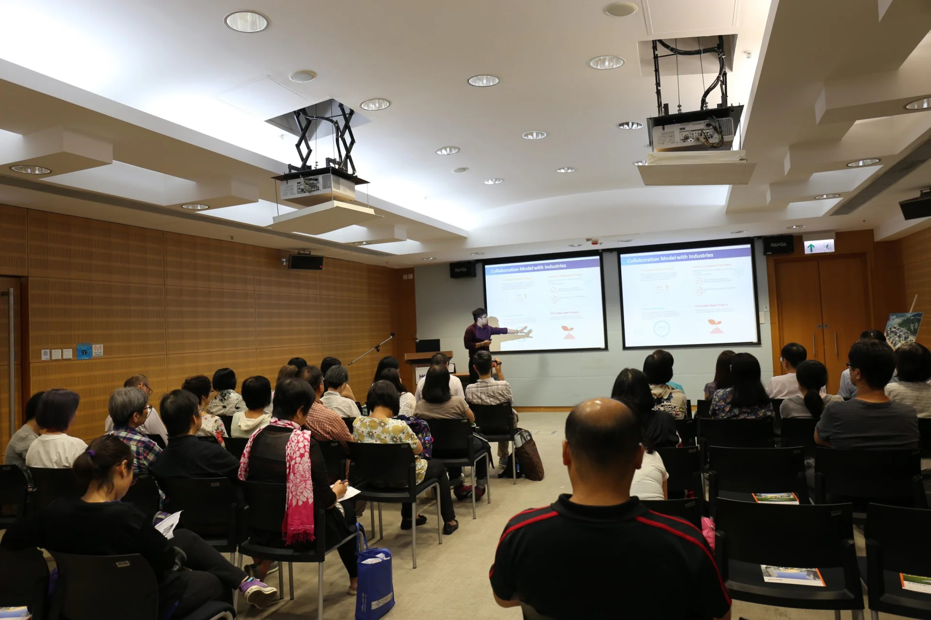 向香港公開大學校友會資訊-通信科技興趣組代表介紹應科院及科研項目