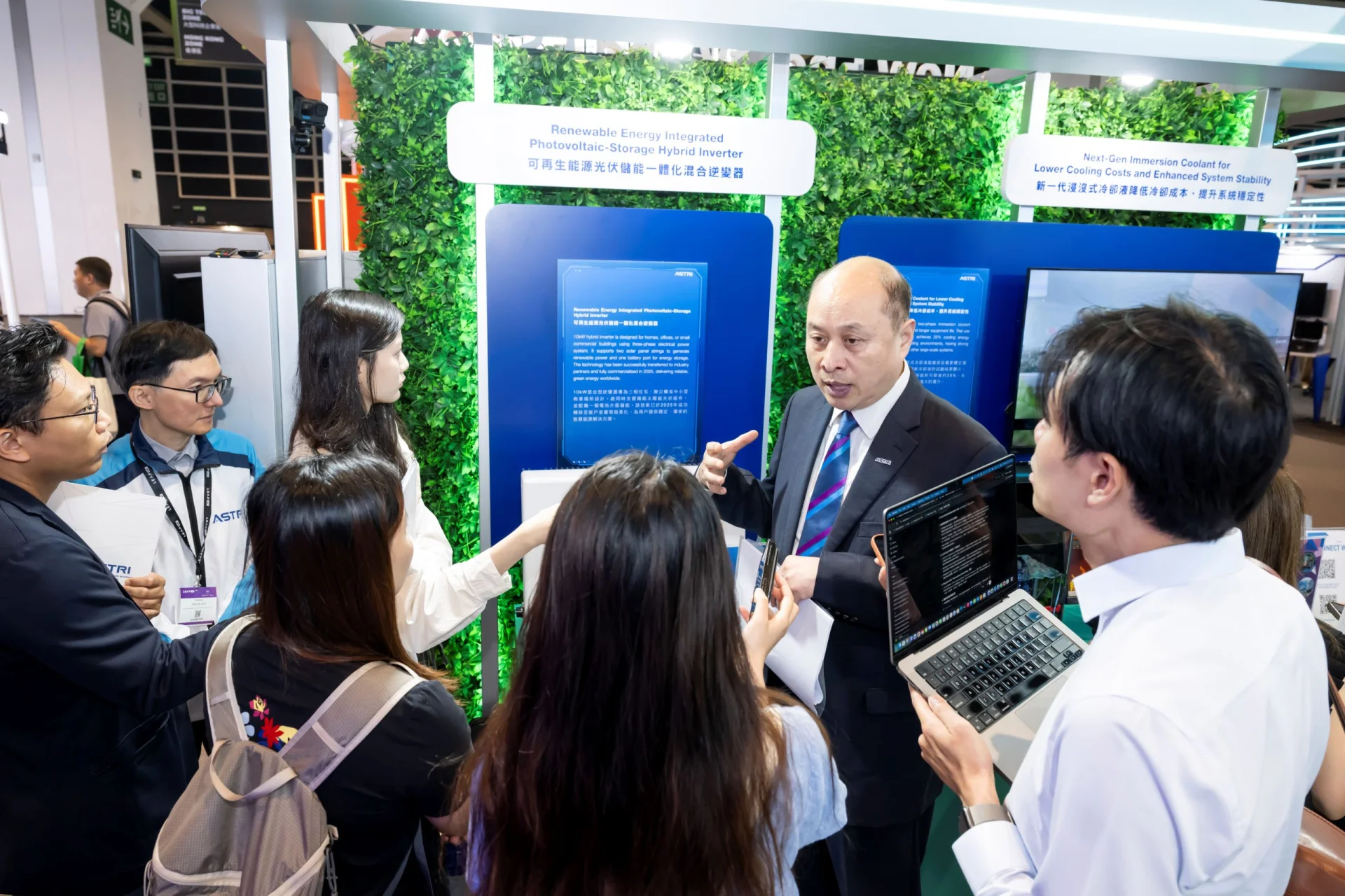 Dr Ying Huang, Chief Technology Officer of ASTRI, presents ASTRI’s transformative solutions to journalists.