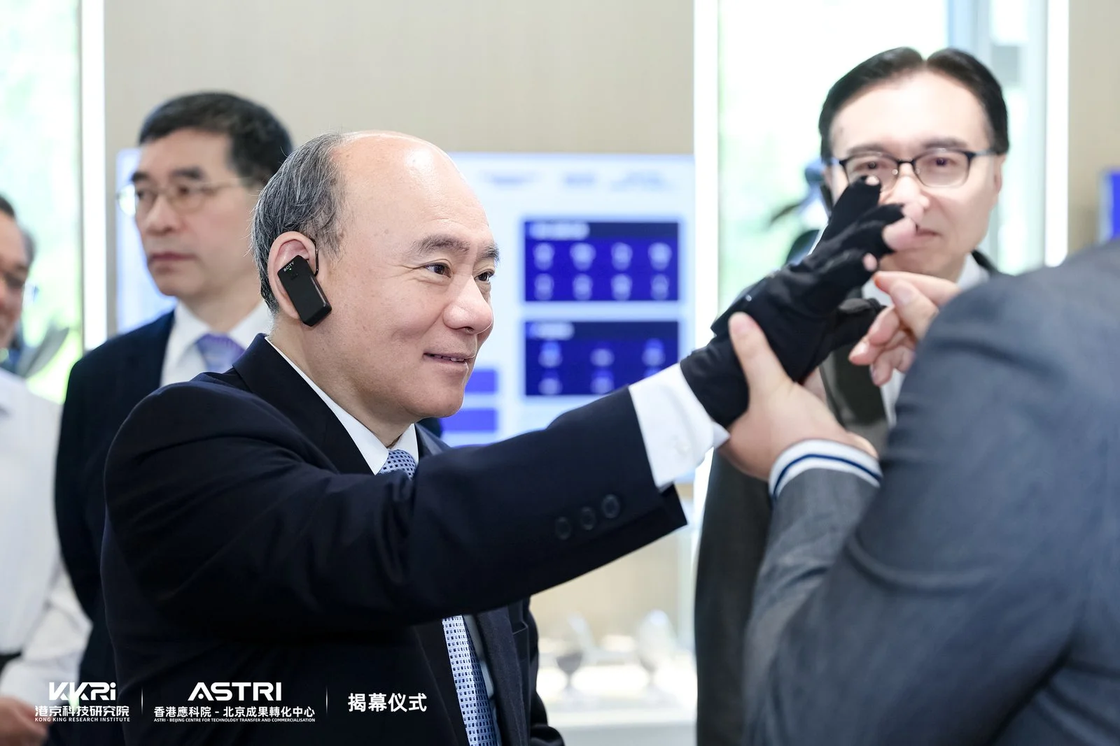 北京市政協副主席崔述強參觀中心展廳時，親身體驗創新科技成果。