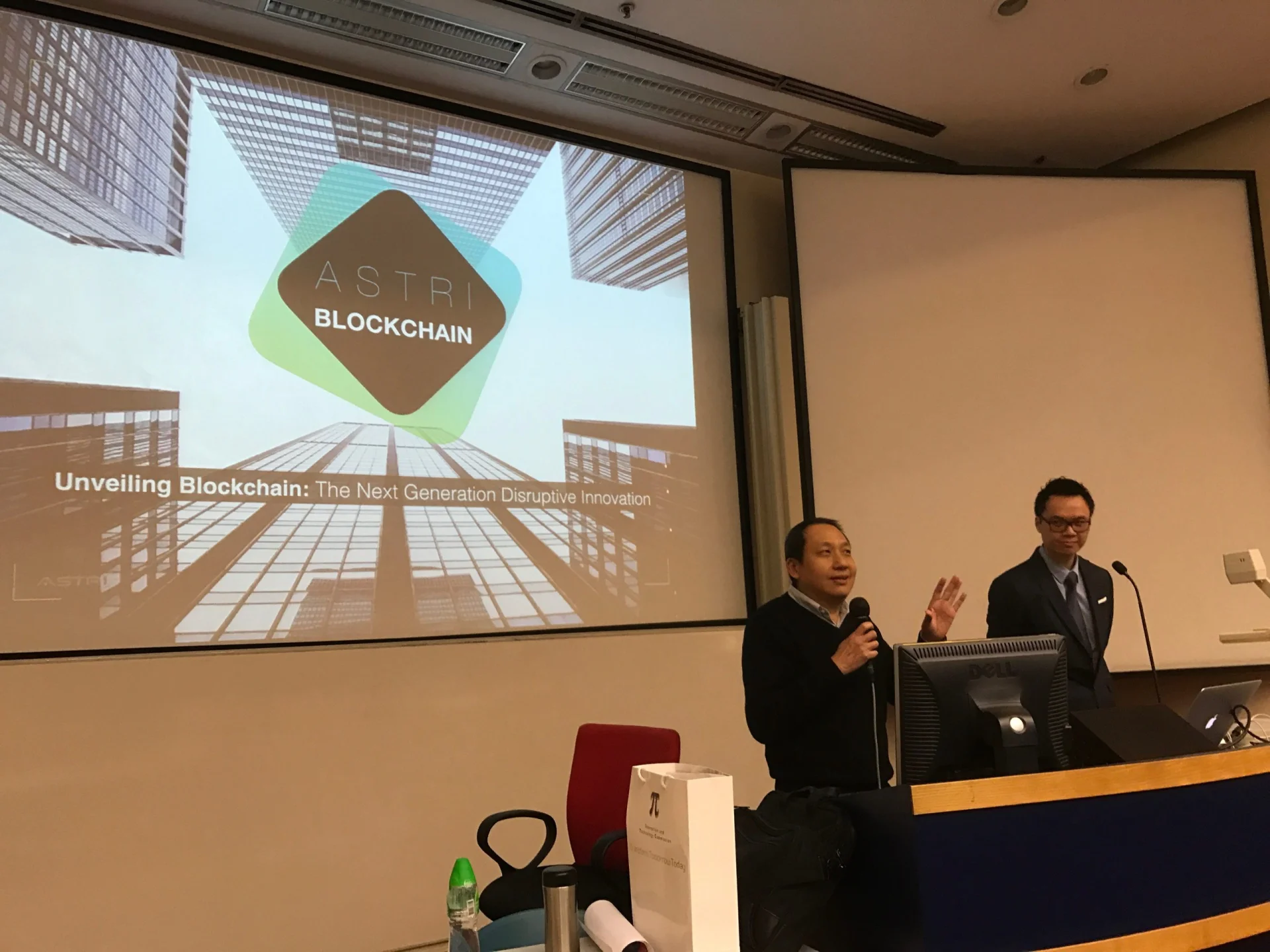 科研專才於香港城市大學作有關區塊鏈的演講