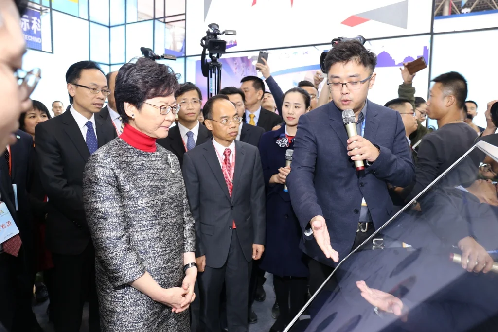 香港特區行政長官於東莞舉行的國際科技展覽上參觀應科院展位