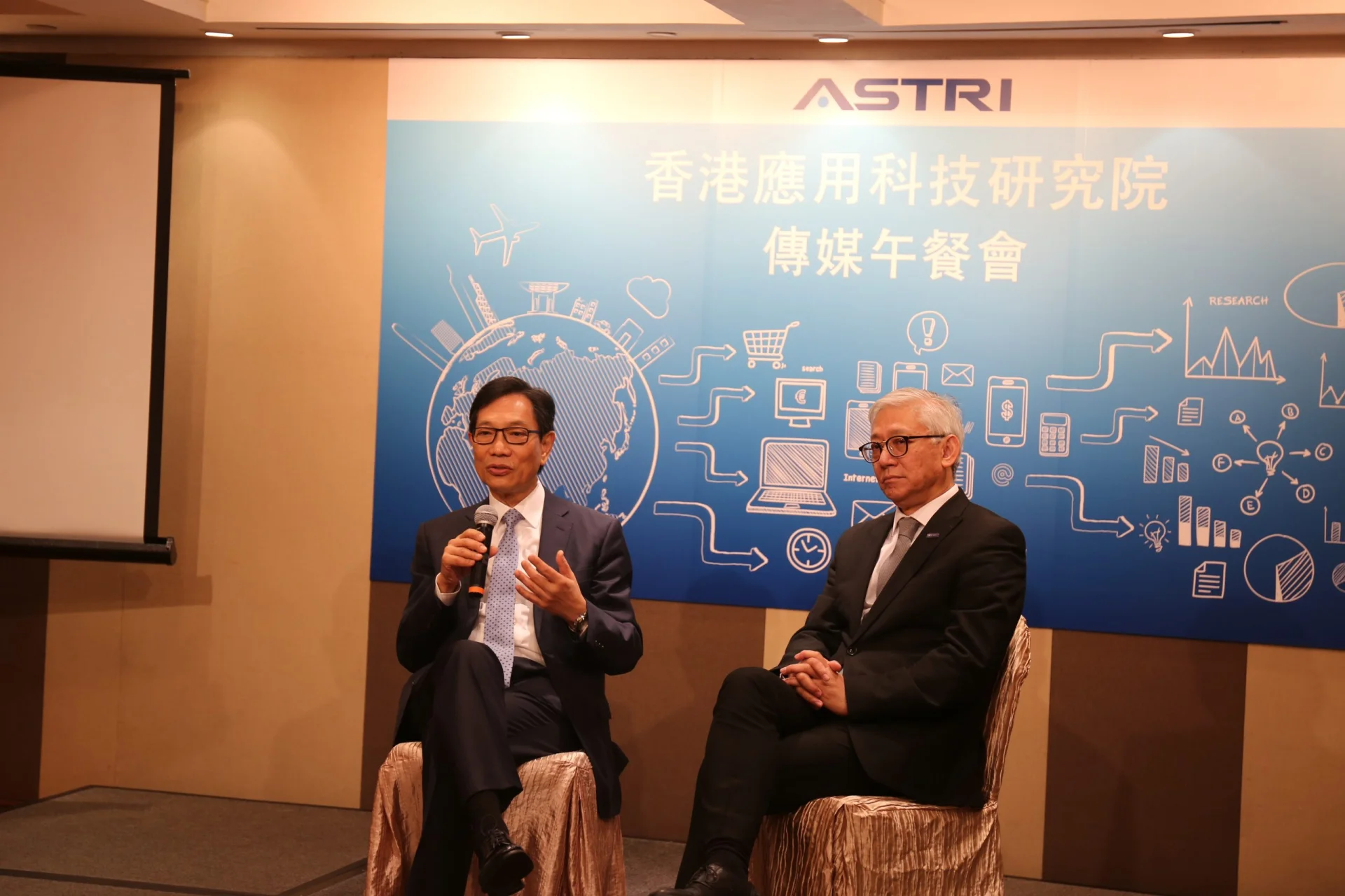 應科院董事局主席及行政總裁就近十年應科院的工作與記者進行討論，並分享未來計劃