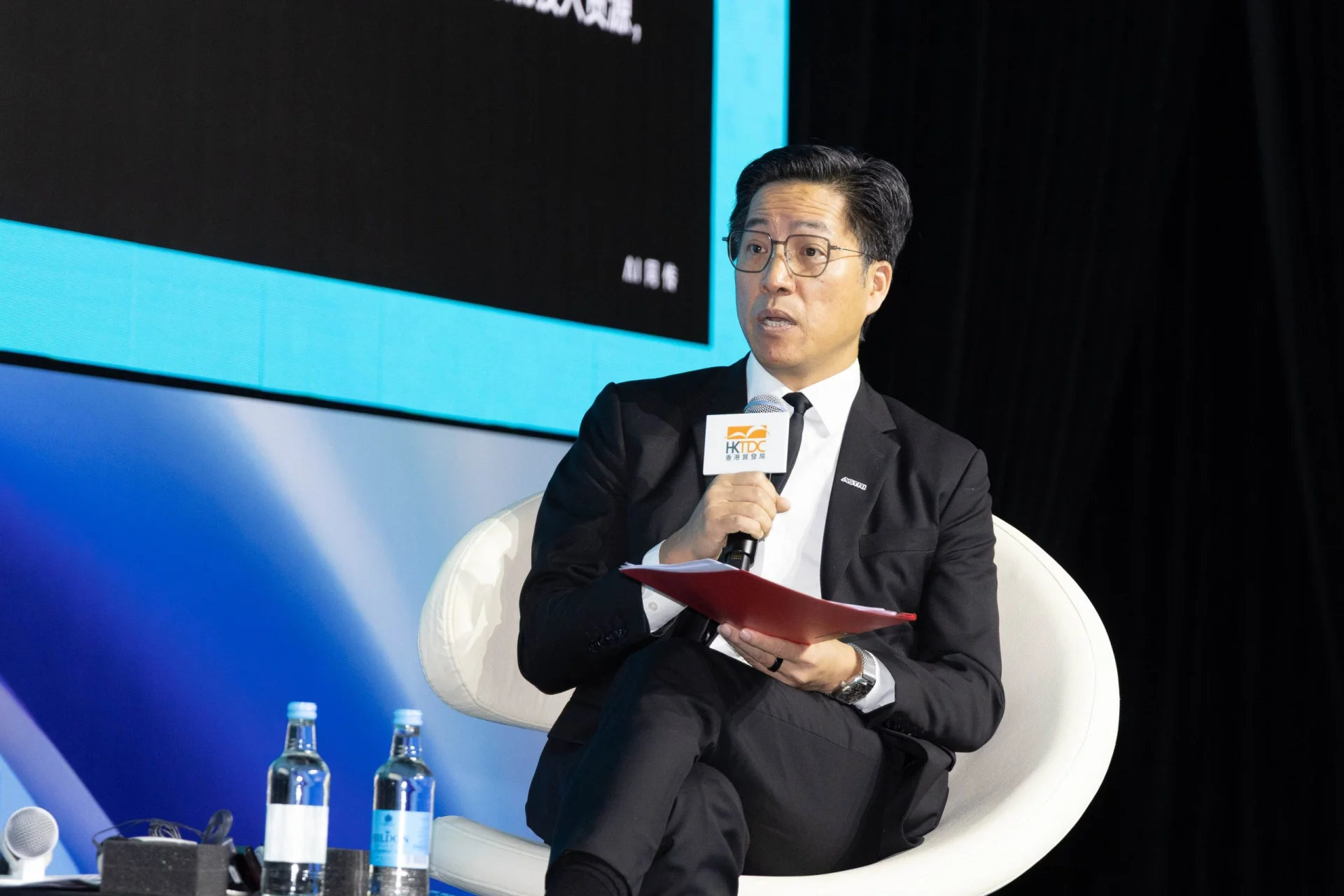 Ir Chris Chong, Acting Chief Executive Officer and Chief Operating Officer of ASTRI shares insights on how technology transfer and commercialisation are turning innovative ideas into market-ready solutions at the “Tech-Driven Industry and Economy Conference Powered by HKSARG OASES” seminar