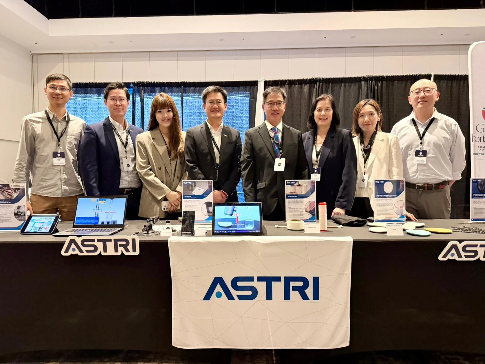 Ir Dr Ted Suen, Chief Executive Officer of ASTRI (fourth from right), celebrates with the research team for their outstanding achievements.