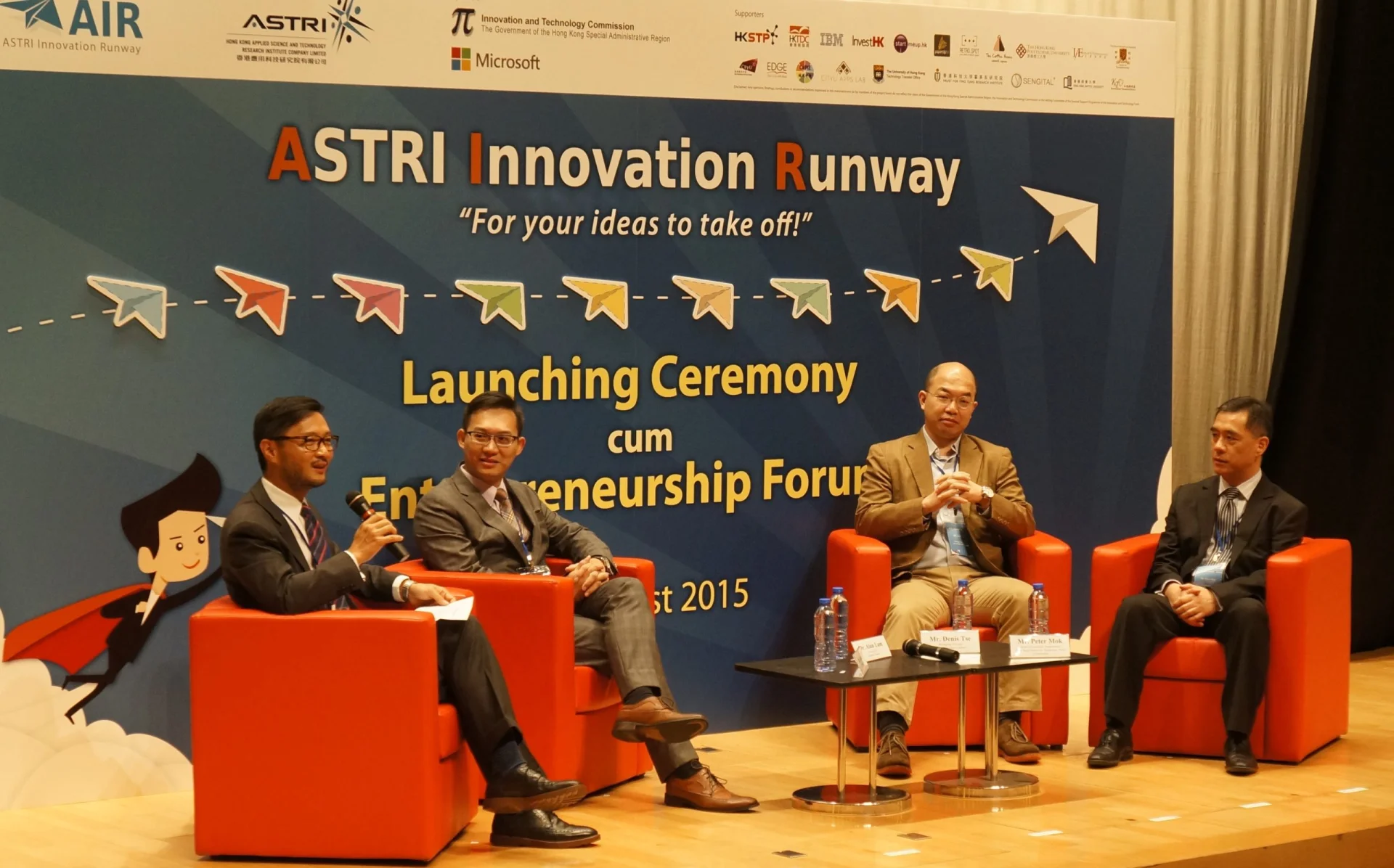 3 speakers discuss the obstacles of starting a start-up in Hong Kong and share their insights on entrepreneurship. From the left: Dr. Jack Lau, Chief Marketing Officer of ASTRI (moderator), Dr. Alan Lam, Group CEO of Sengital Limited, Mr. Denis Tse, Managing Principal of Asia-IO Advisors Limited, Mr. Peter Mok, Head of Incubation Programmes of Hong Kong Science & Technology Parks Corporation.