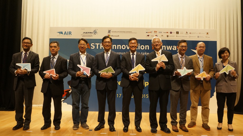 Guests officiate the Launching Ceremony of ASTRI Innovation Runway (From left)：Dr. Jack Lau, Chief Marketing Officer, ASTRI, Mr. Peter Mok, Head of Incubation Programmes of Hong Kong Science and Technology Parks Corporation, the Hon Charles Peter Mok, JP, Legislative Council Member (Information Technology), Mr. Ming-yam Wong, BBS, JP, Chairman of Board of Directors of ASTRI, Mr. Horace Chow, General Manager of Microsoft Hong Kong, Dr. Frank Tong, Chief Executive Officer of ASTRI, Dr. Alan Lam, Group CEO of Sengital Limited, Mr. Denis Tse, Managing Principal of Asia-IO Advisors Limited, Ms. Alsa Choi, Acting Assistant Commissioner of Innovation and Technology Commission。