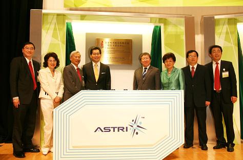 Dr. Cao Jianlin (fourth from right); Mr. Gregory So (fourth from left); Ms. Yan Xiaojing (third from right); and Prof. Philip Chan Ching-ho (third from left); officiating at the ceremony to unveil the plaque for the Hong Kong Branch of the National Engineering Research Centre.