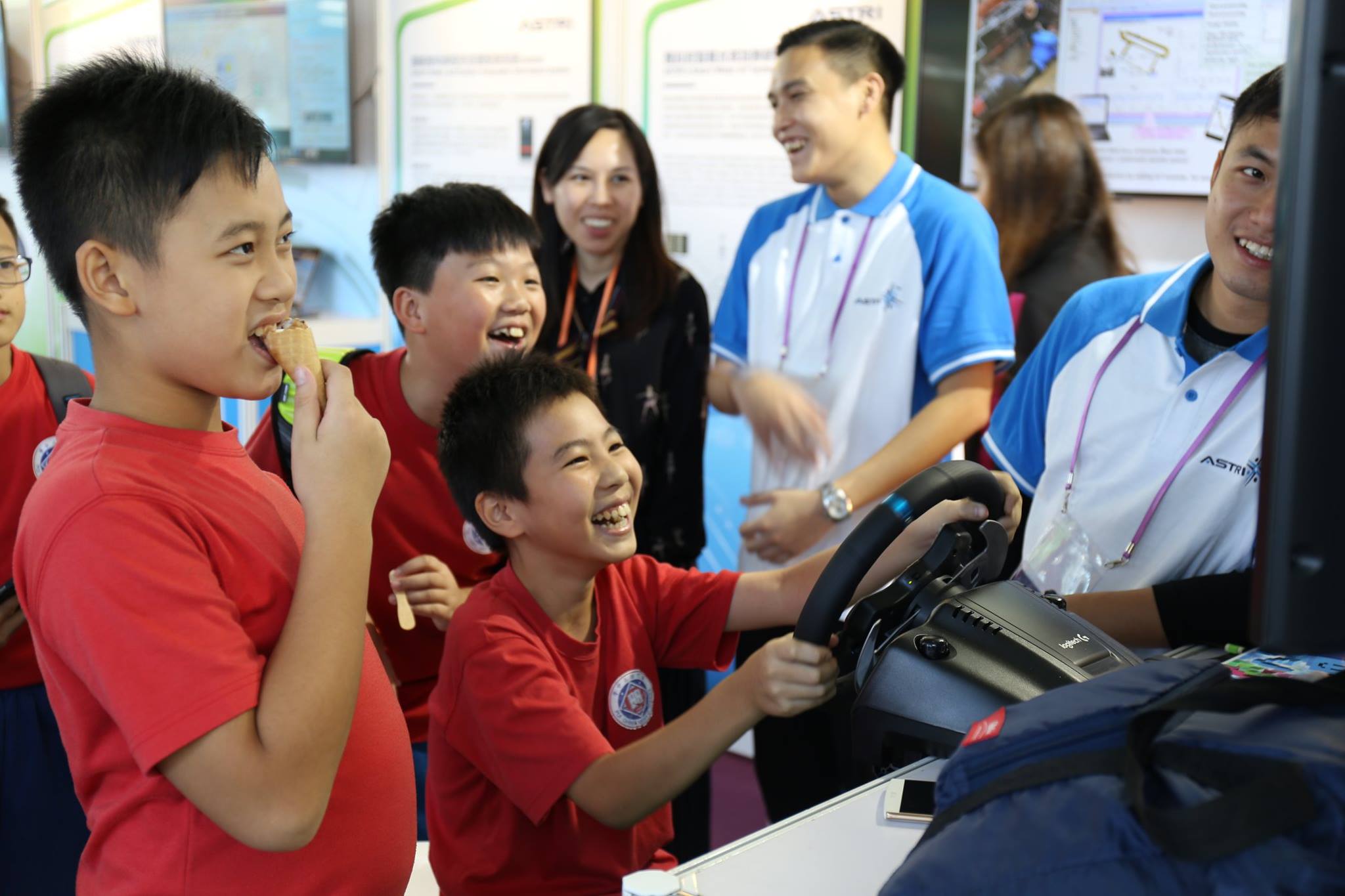 Large crowds flock to ASTRI’s pavilion at InnoCarnival 2017, marvelling innovative solutions and appreciating the power of technology