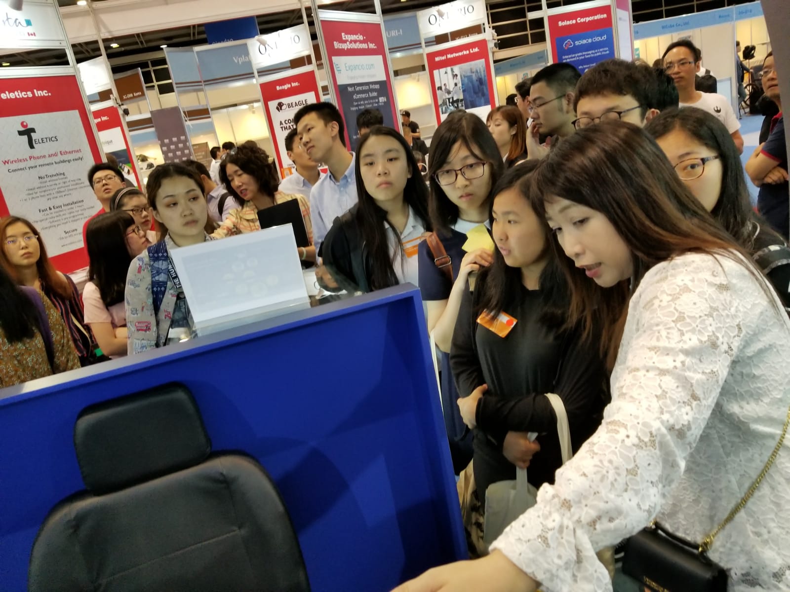 应科院于2018国际资讯科技博览会,向大批参观人士展示以创新科技推动智慧城市发展