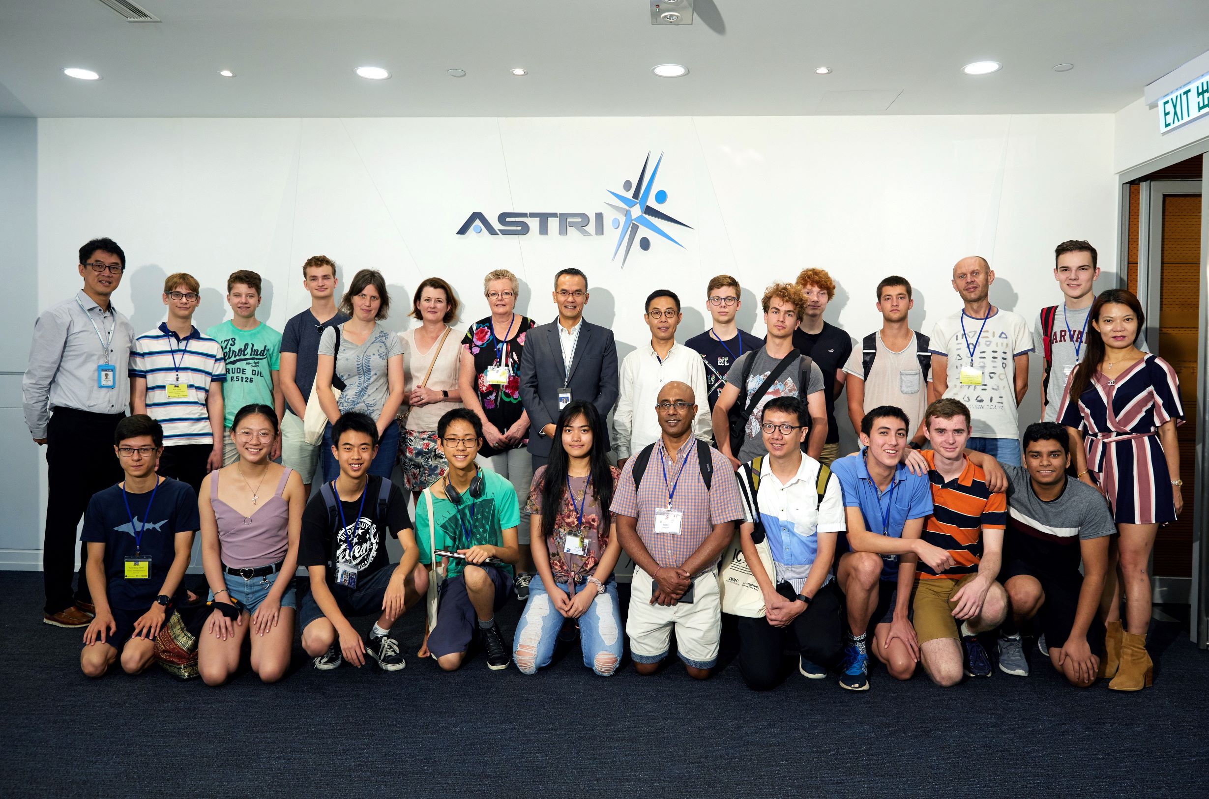 ASTRI CEO Hugh Chow welcomes students and teachers of International Mathematical Modelling Challenge visiting ASTRI to learn about our latest technologies 2019